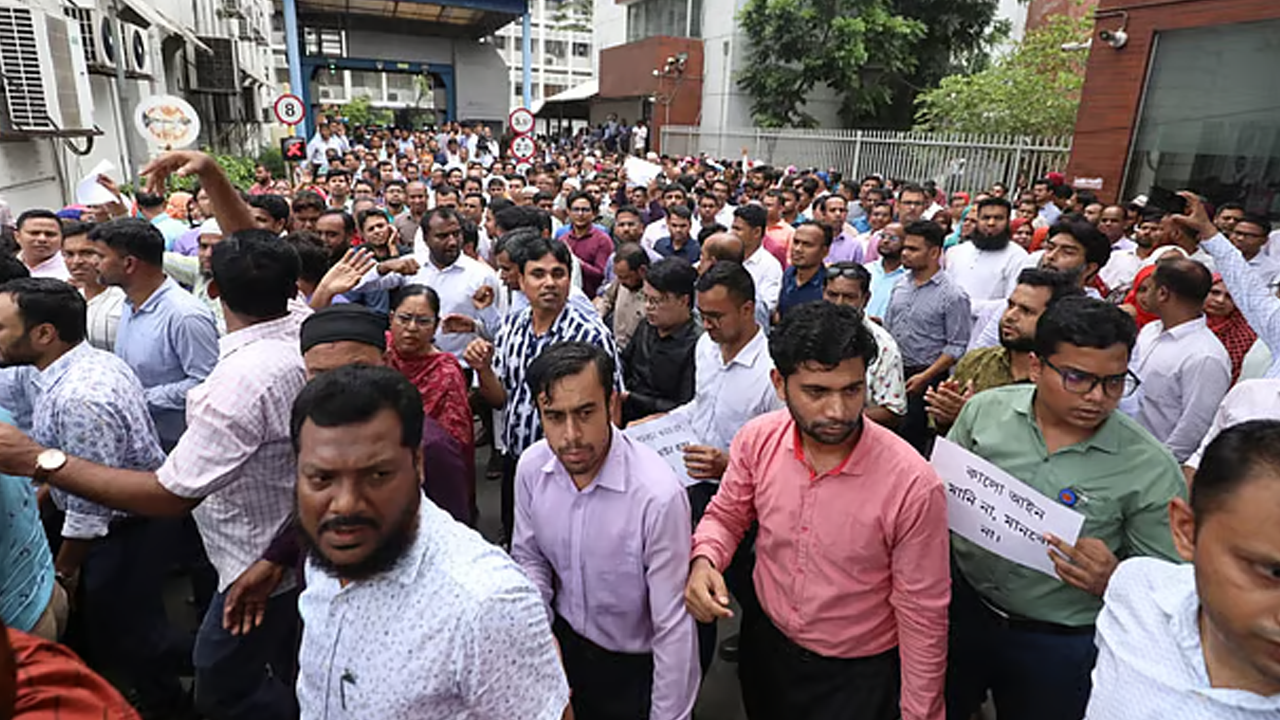 বিভিন্ন মন্ত্রণালয় ও বিভাগের কর্মচারীদের অবস্থান। ছবি : সংগৃহীত
