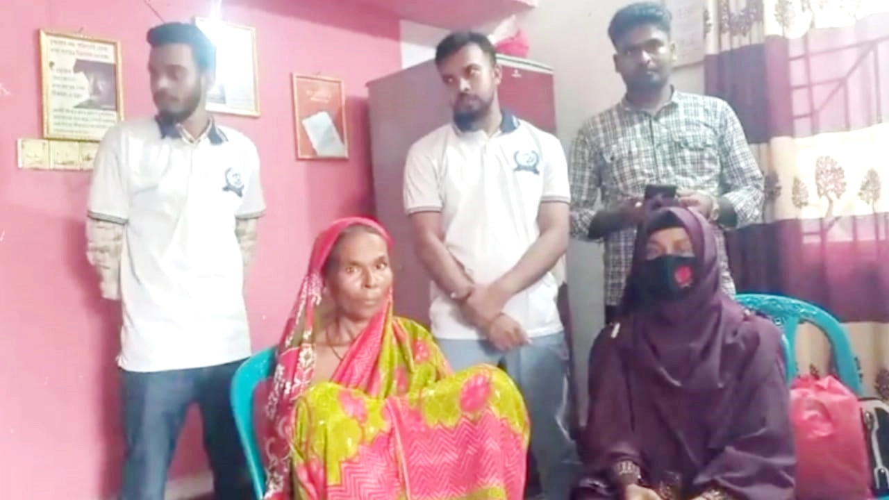 মা লাইলী বেগমের সঙ্গে মেয়ে সালেহা বেগম। ছবি : কালবেলা