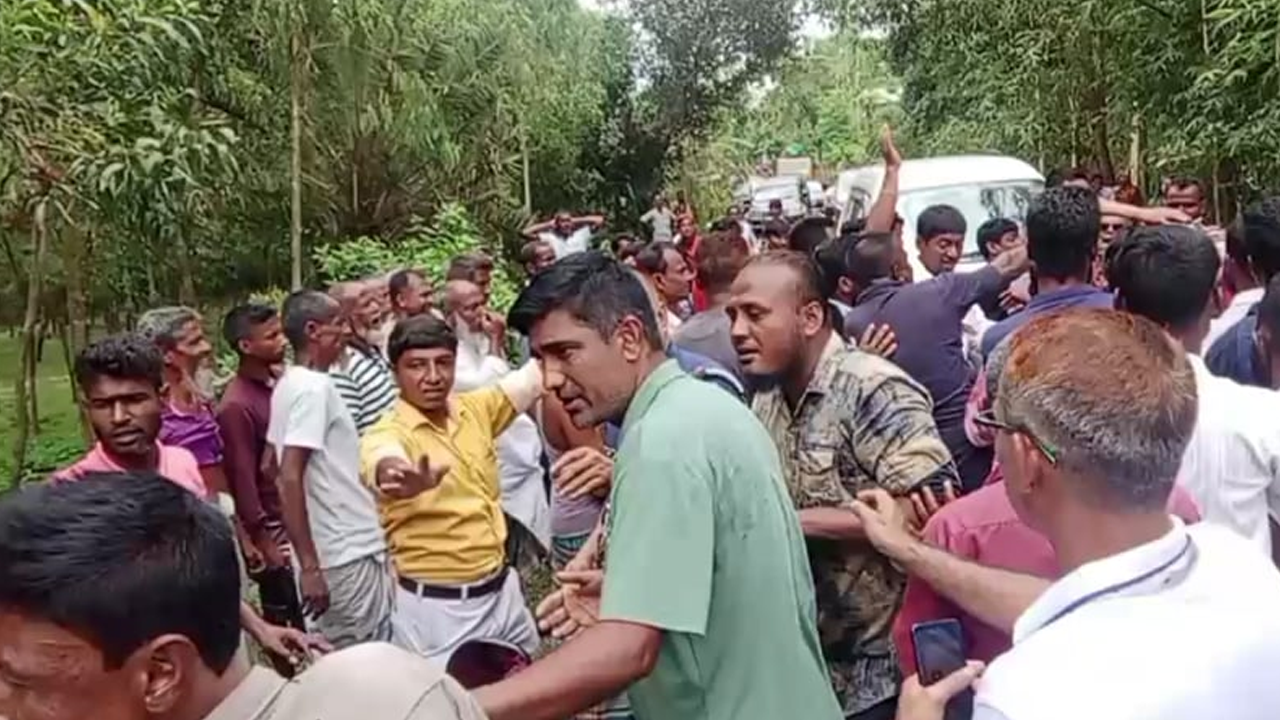 শেরপুরে পরিবেশ উপদেষ্টার গাড়িবহরে হামলার ঘটনা ঘটেছে। ছবি : সংগৃহীত
