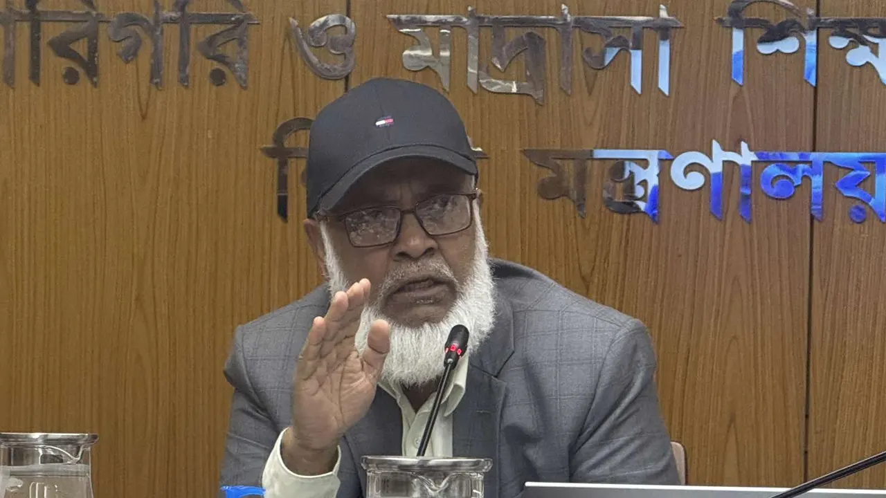 সোমবার মন্ত্রণালয়ে কথা বলছেন শিক্ষা মন্ত্রণালয়ের কারিগরি ও মাদ্রাসা শিক্ষা বিভাগের সচিব ড. খ ম কবিরুল ইসলাম। ছবি : কালবেলা