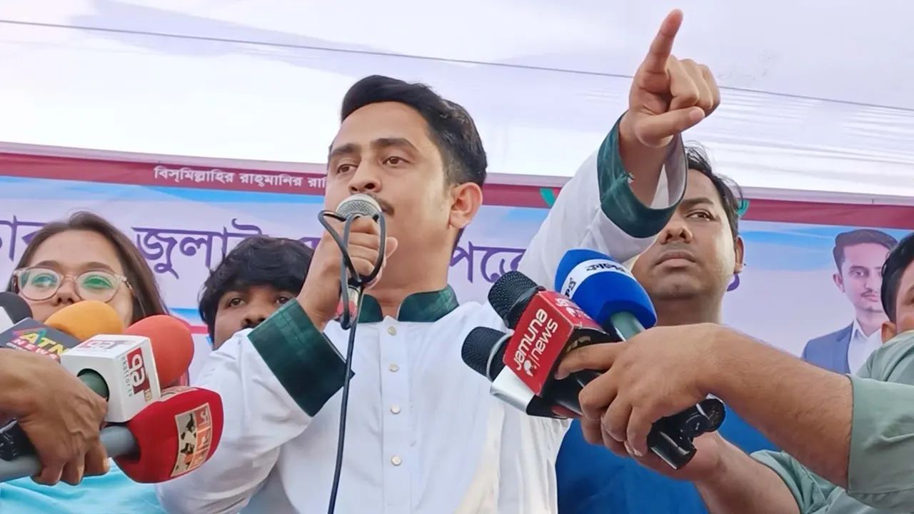 নীলফামারীর  জলঢাকায় পথসভায় বক্তব্য দেন সারজিস আলম। ছবি : কালবেলা