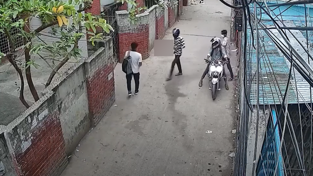 ছিনতাইয়ের সময়। ছবি : সংগৃহীত
