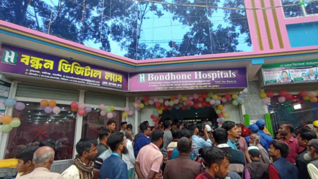 সাতক্ষীরার কালিগঞ্জ উপজেলার কৃষ্ণনগর ইউনিয়নের বন্ধন হাসপাতালে নবজাতকের মৃত্যুর পর হাসপাতালে স্বজনদের ভিড়। ছবি : কালবেলা