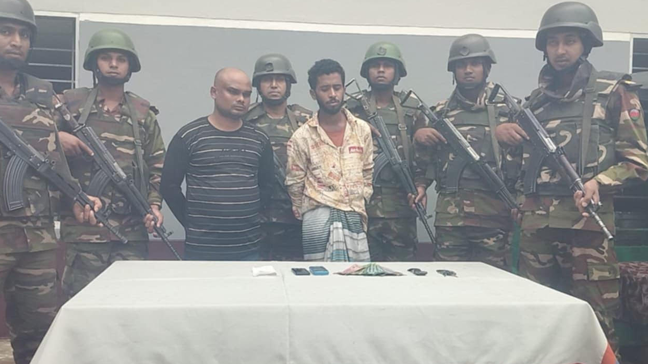 দুই ছিনতাইকারীকে আটক করেছে সেনাবাহিনী। ছবি : সংগৃহীত