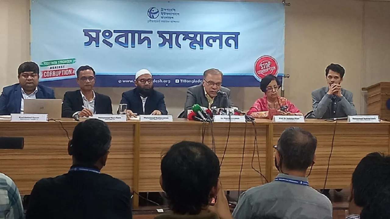 ‘মোবাইল আর্থিক সেবাখাতে সুশাসনের চ্যালেঞ্জ ও উত্তরণের উপায়’ শীর্ষক আলোচনা সভায় কথা বলেন ড. ইফতেখারুজ্জামান। ছবি : কালবেলা 