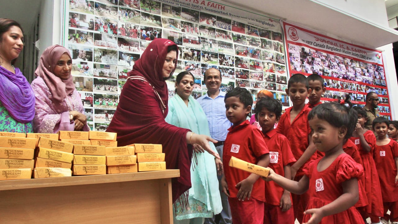 সুরভির শিশুদের উপহারসামগ্রী বিতরণকালে ডা. জুবাইদা রহমান। ছবি : কালবেলা