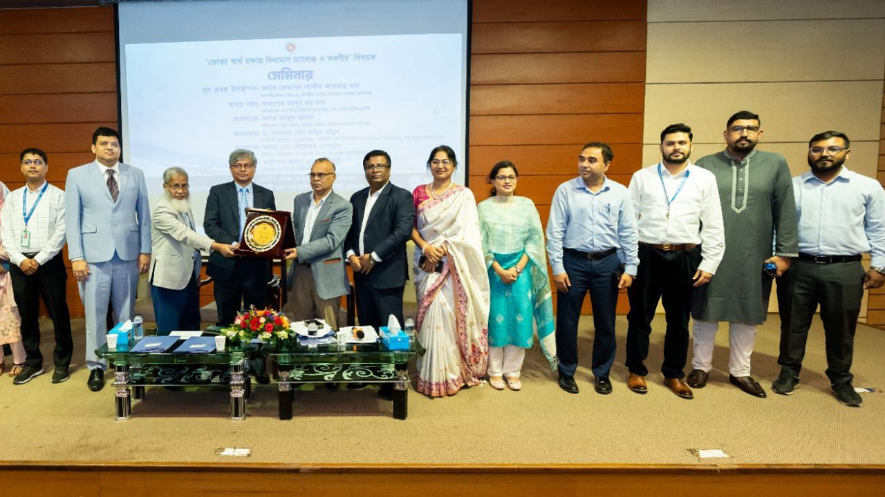 এনএসইউর শিক্ষক ও ভোক্তা অধিকার সংরক্ষণ অধিদপ্তরের কর্মকর্তারা। ছবি : সংগৃহীত