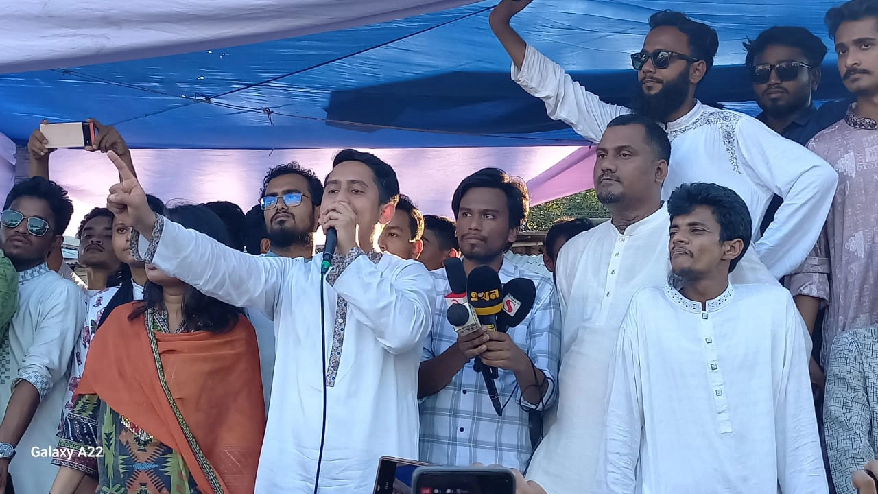 দিনাজপুরের বিরামপুর উপজেলার ঢাকা মোড়ে এনসিপি আয়োজিত এক পথসভায় বক্তব্য রাখছেন সারজিস আলম। ছবি : প্রতিনিধি