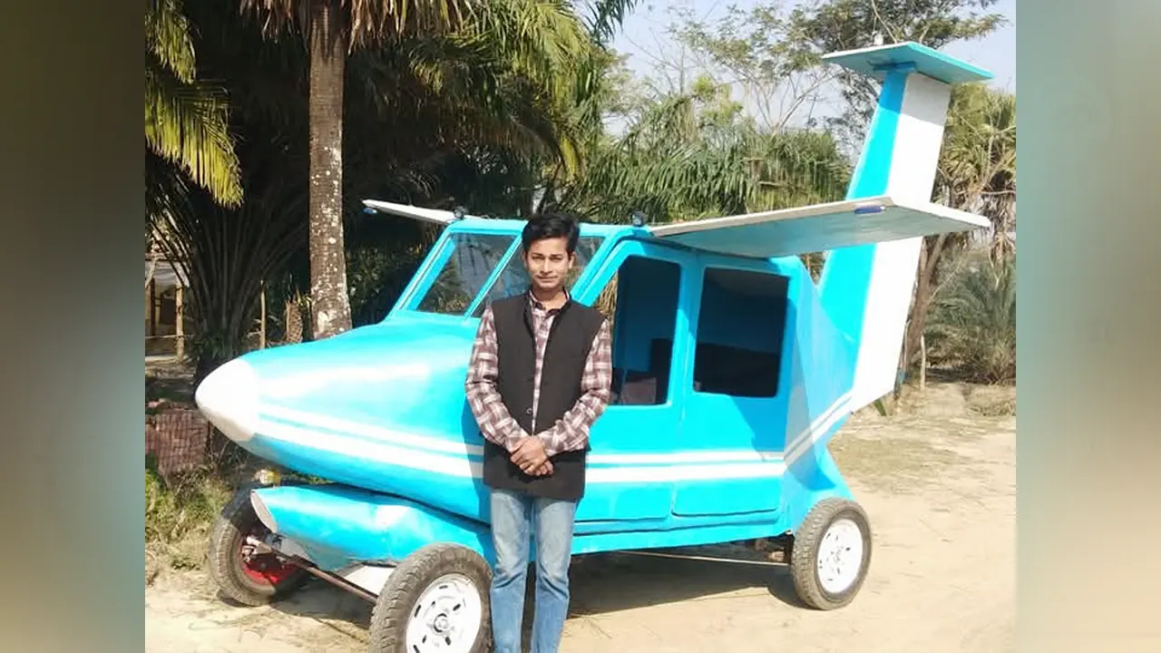 নিজ উদ্ভাবনের সামনে খুদে বিজ্ঞানী মো. মাহাবুবুর রহমান শাওন। ছবি : কালবেলা