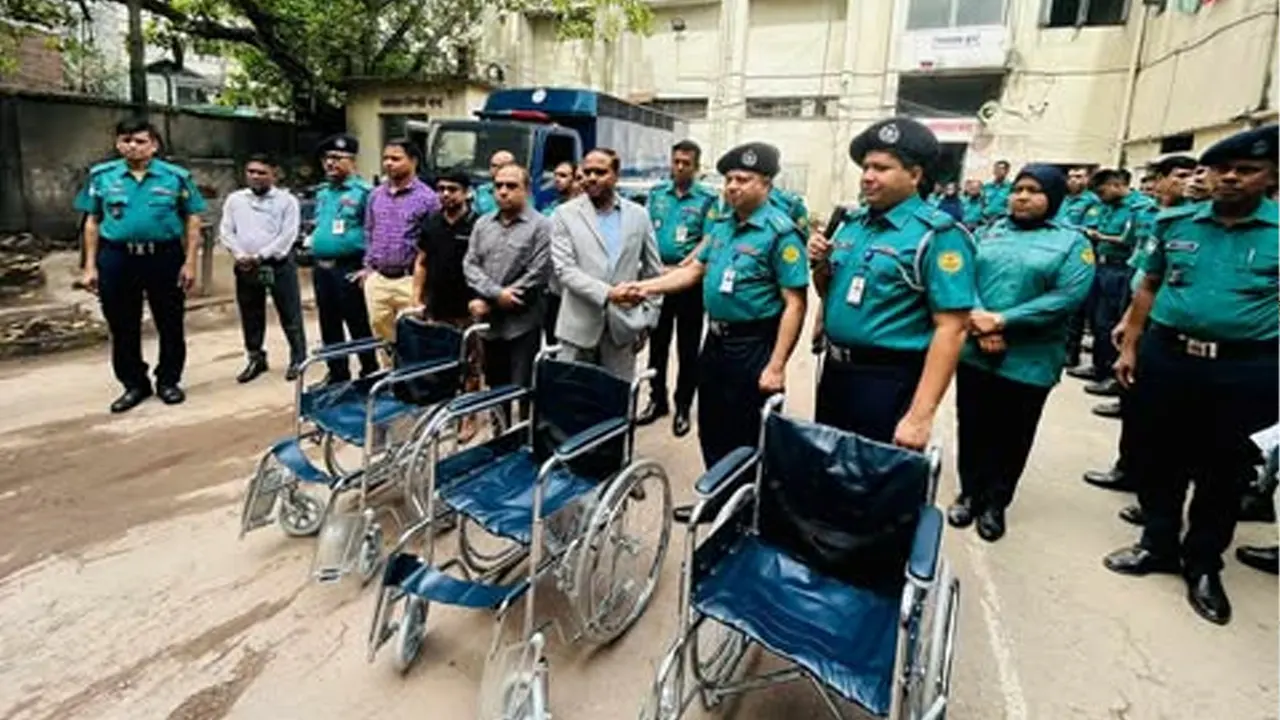 ঢাকার চিফ মেট্রোপলিটন ম্যাজিস্ট্রেট মো. মোস্তাফিজুর রহমান হুইল চেয়ার প্রদান করেন। ছবি : কালবেলা  