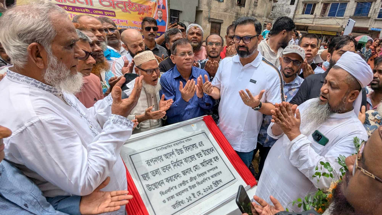 ভিত্তি প্রস্তর উদ্বোধনকালে আমিনুল হক। ছবি : কালবেলা