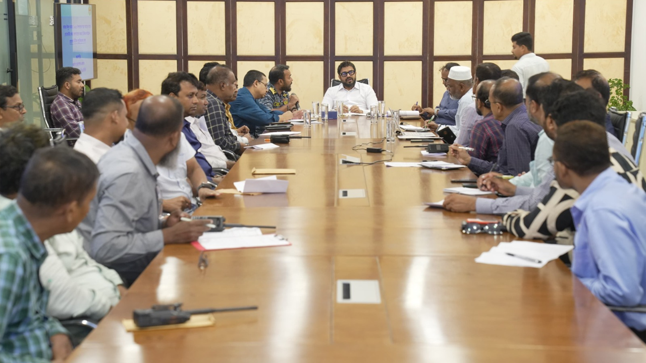 বর্জ্য ব্যবস্থাপনা বিভাগের কর্মকর্তা-কর্মচারীদের সঙ্গে ডিএনসিসি প্রশাসকের সভা। ছবি : কালবেলা