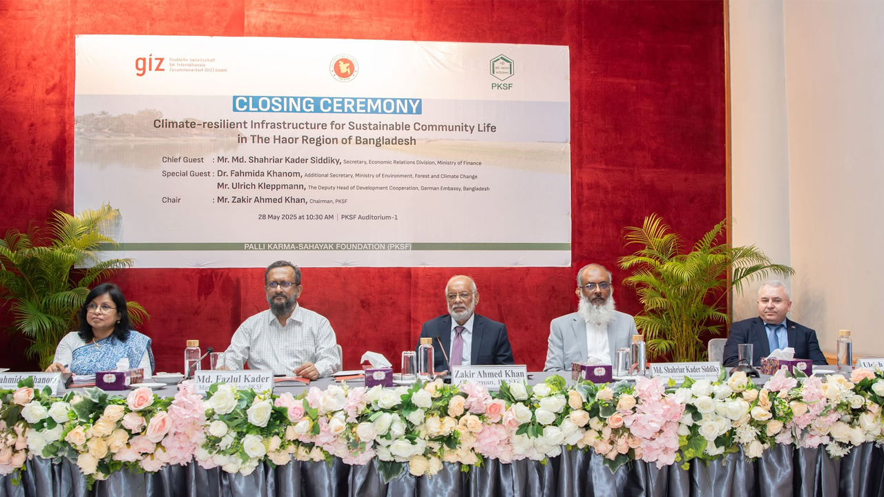 ‘হাওর’ শীর্ষক প্রকল্পের সমাপনী অনুষ্ঠানে অতিথিরা। ছবি : কালবেলা