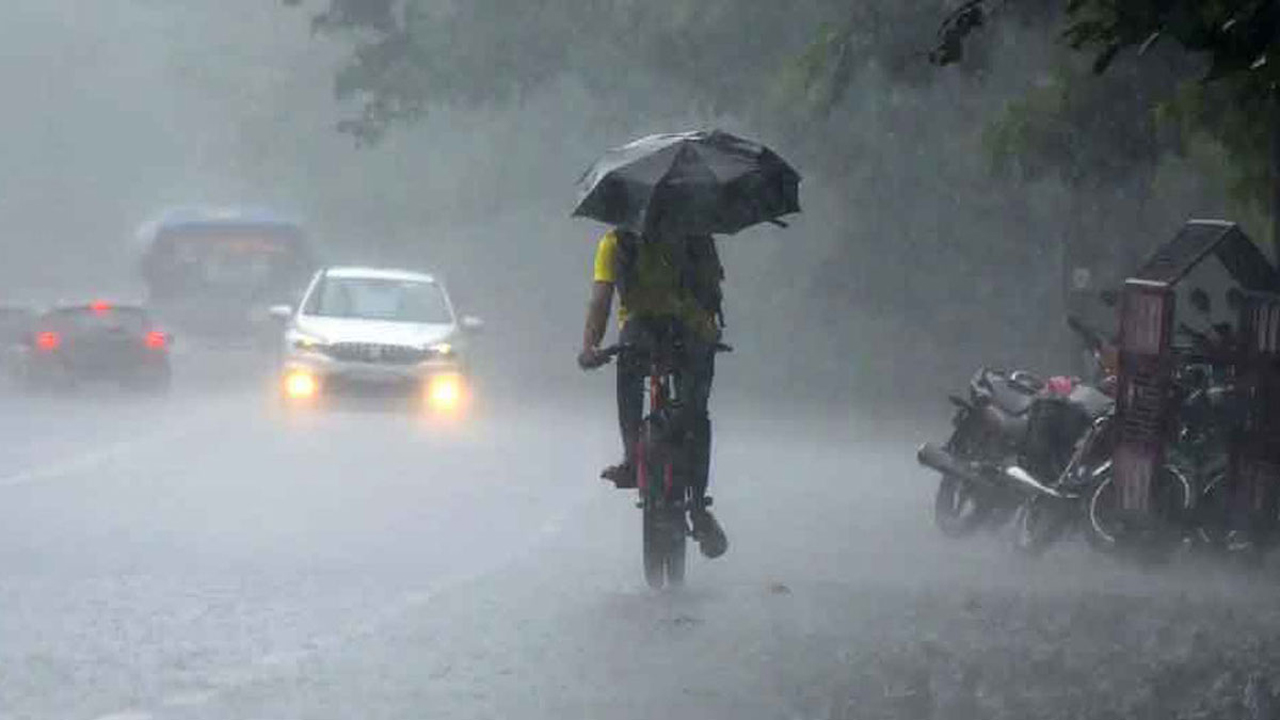 ভারিবৃষ্টি। পুরোনো ছবি