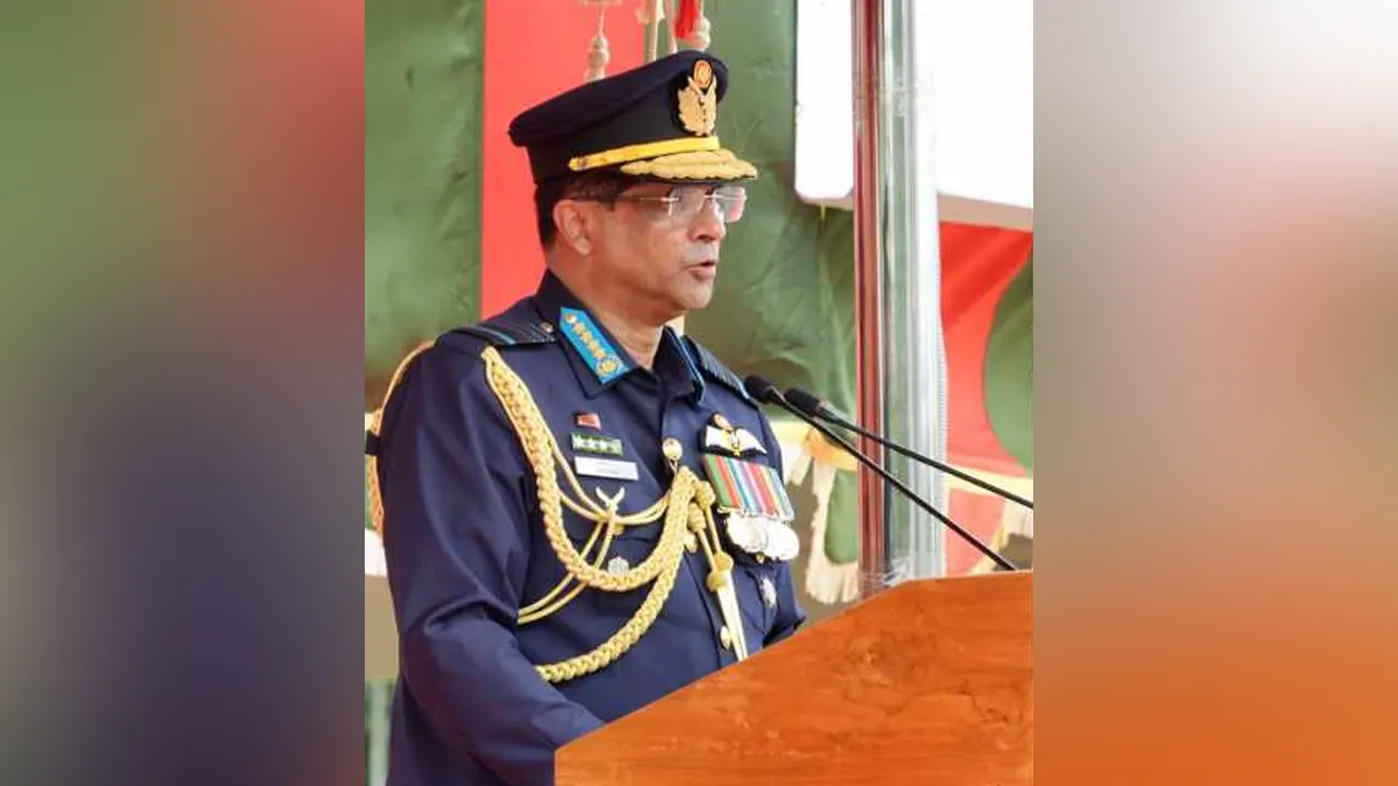 বাংলাদেশ বিমানবাহিনীর প্রধান এয়ার চিফ মার্শাল হাসান মাহমুদ খাঁন। ছবি : সংগৃহীত