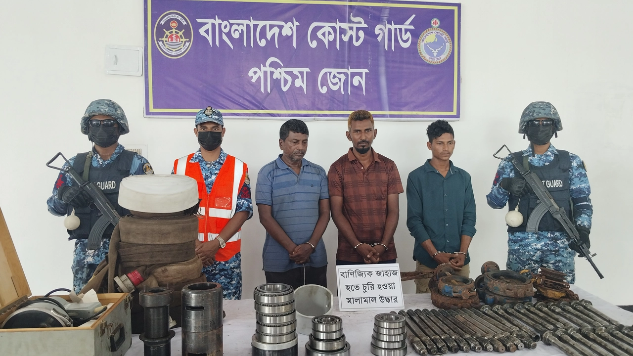জাহাজে ডাকাতির ঘটনায় আটক তিনজন। ছবি : কালবেলা