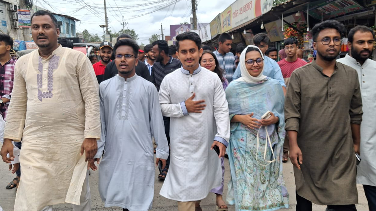 লালমনিরহাটে পথসভায় সারজিস আলম। ছবি : কালবেলা
