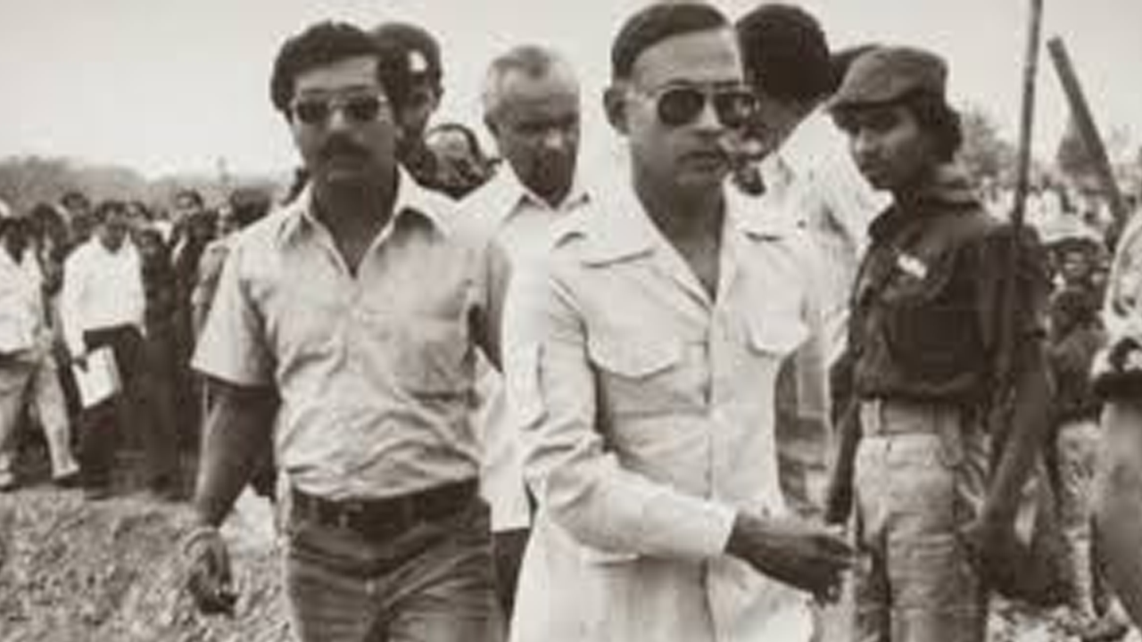 খাল খনন কর্মসূচির উদ্বোধন করেন জিয়াউর রহমান। পুরোনো ছবি