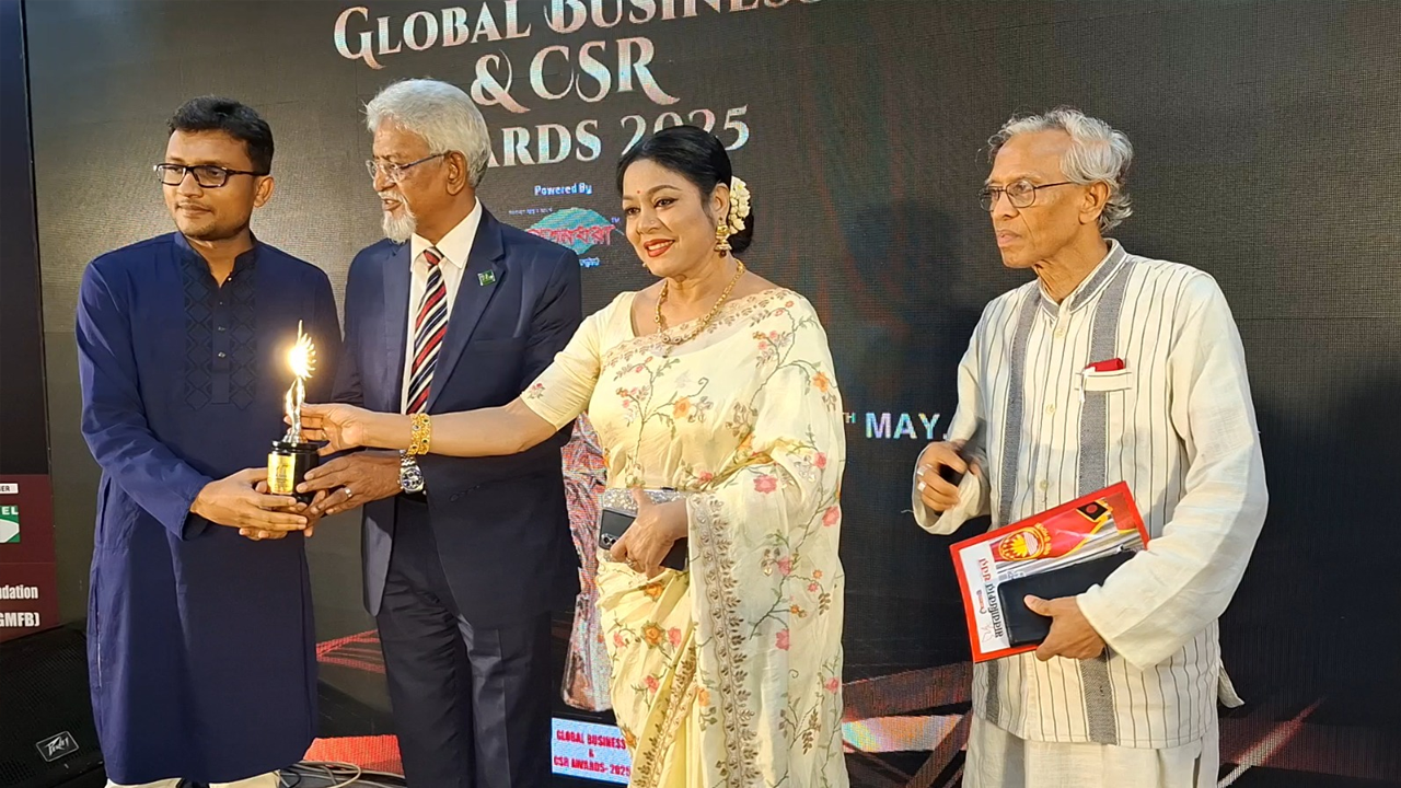 অ্যাওয়ার্ড গ্রহণকালে কাজী ইফতেখার রহমান। ছবি : সংগৃহীত