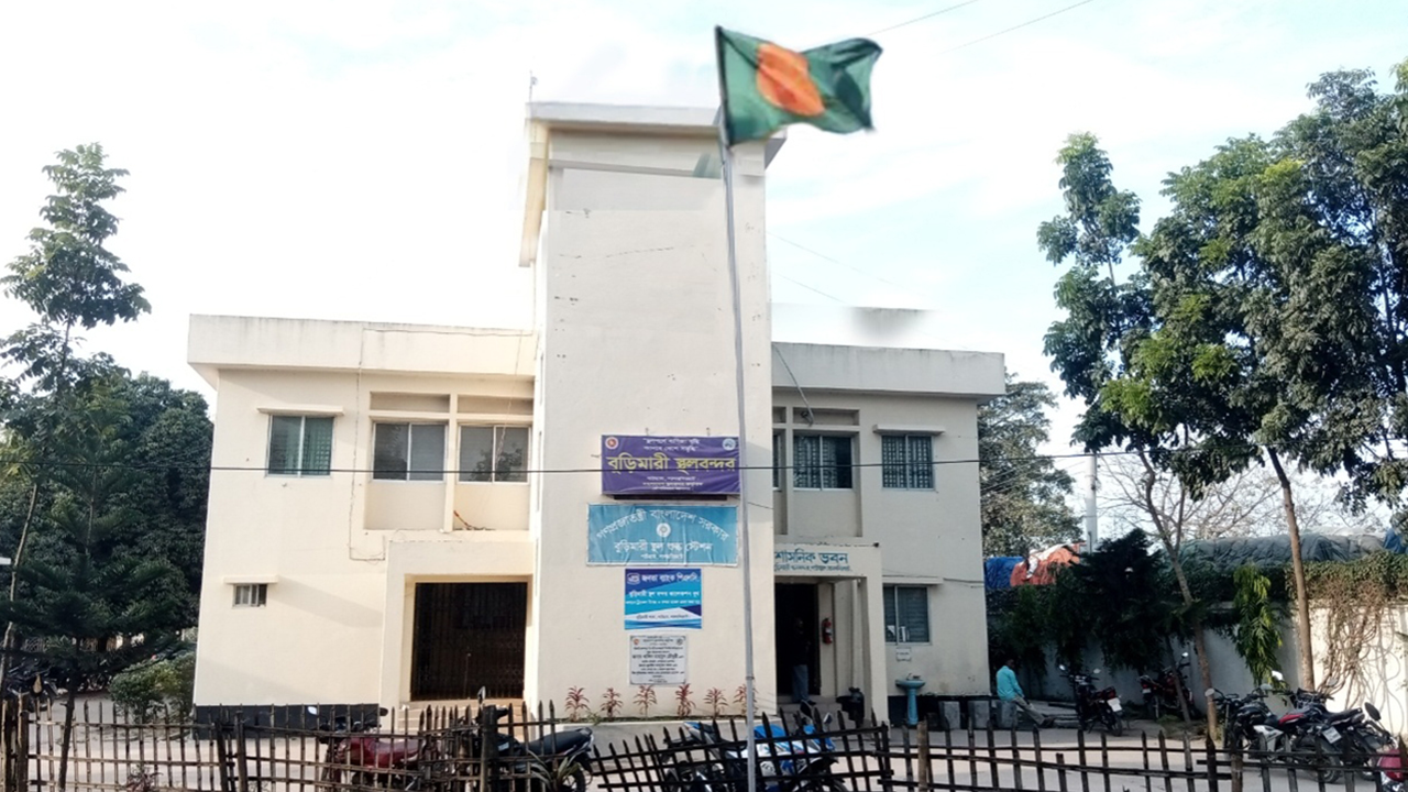 বুড়িমারী স্থলবন্দর। ছবি : কালবেলা