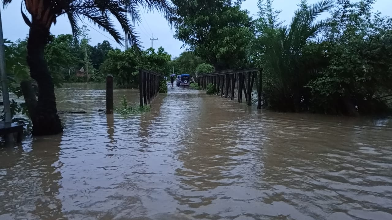 খাগড়াছড়ির স্টিল ব্রিজ এলাকার সড়ক পানির নিচে তলিয়ে গেছে। ছবি : সংগৃহীত