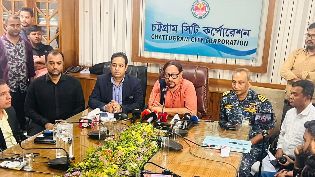 নগর ভবনে পরিচ্ছন্ন বিভাগ ও সংশ্লিষ্টদের সঙ্গে প্রস্তুতিসভায় বক্তব্য রাখছেন চসিক মেয়র ডা. শাহাদাত হোসেন। ছবি : কালবেলা