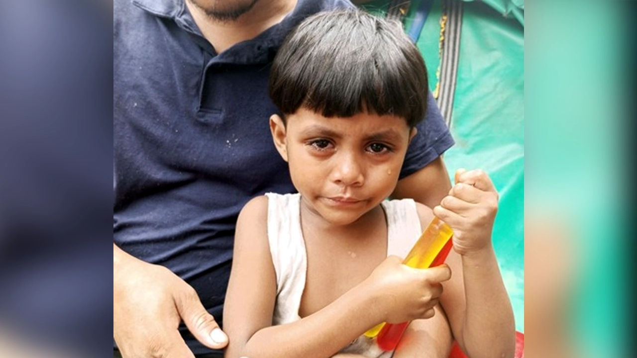 চার বছরের ছোট্ট শিশুটি মা-বাবার কাছে ফিরেছে। ছবি : কালবেলা