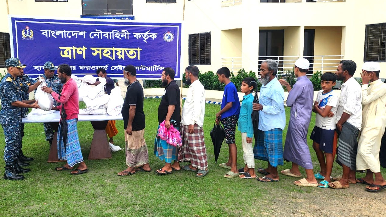 ত্রাণ সহায়তা প্রদানকালে নৌবাহিনী সদস্যরা। ছবি : সংগৃহীত