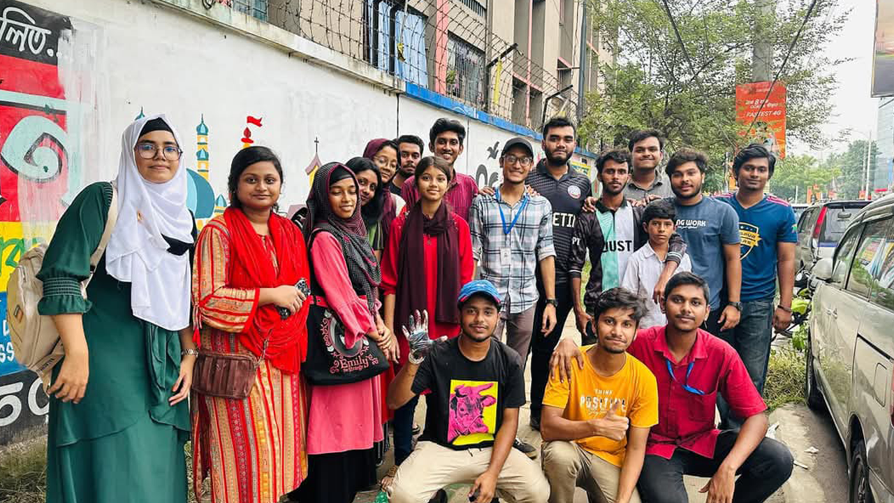 গ্রাফিতি অঙ্কনে অংশ নেওয়া শিক্ষার্থীরা।