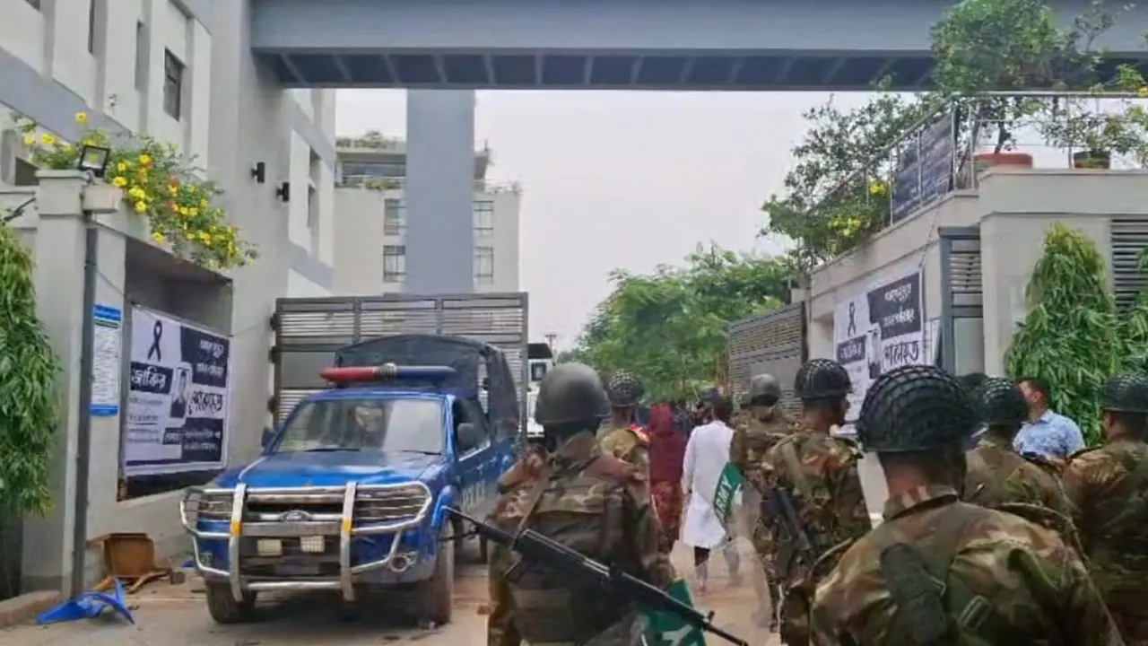 গাজীপুরে শ্রমিক-পুলিশ সংঘর্ষ। ছবি : কালবেলা