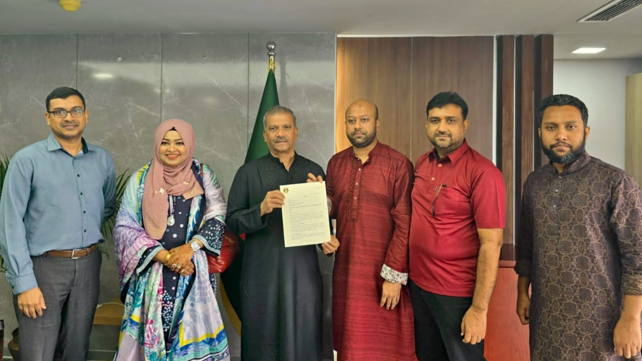 উপদেষ্টা আসিফ নজরুলের কাছে স্মারকলিপি দিয়েছে এবি পার্টির নেতারা। ছবি : কালবেলা