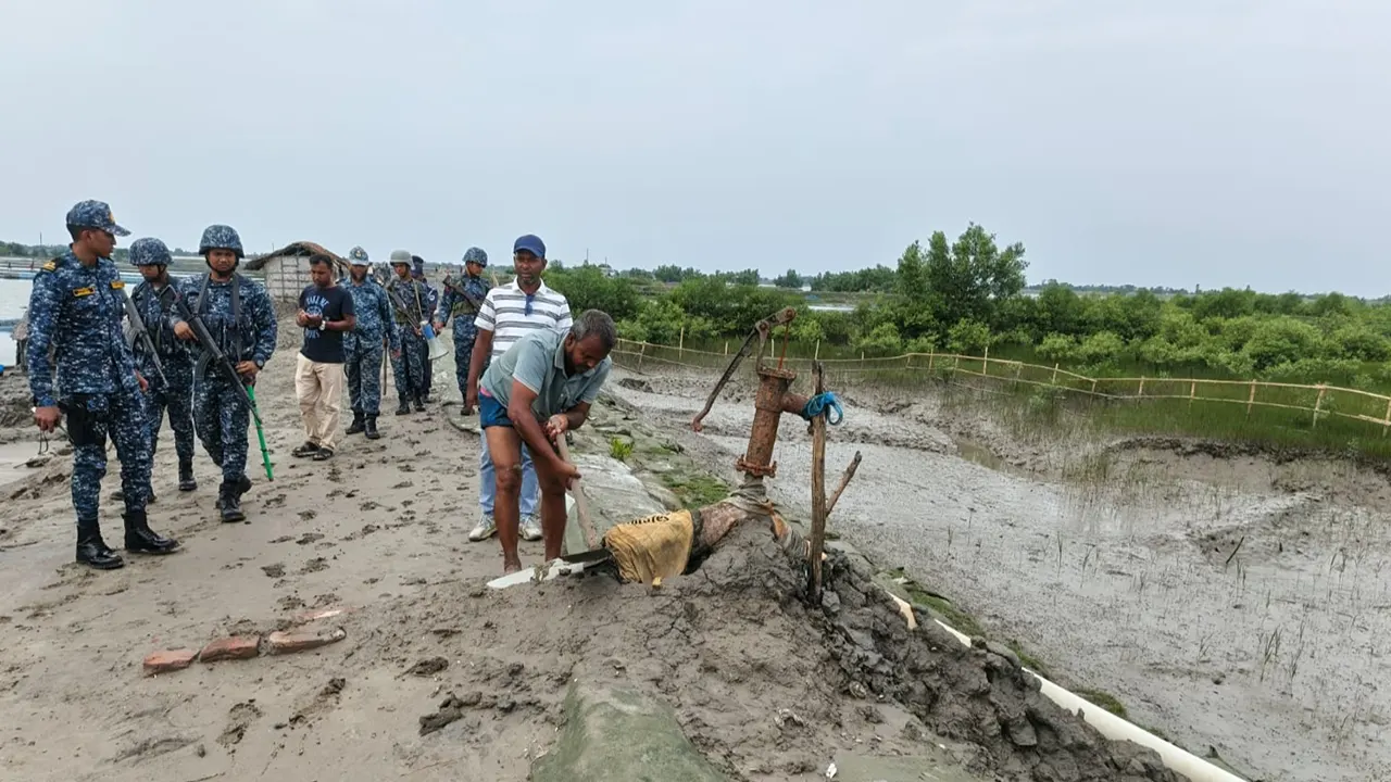 খুলনার কয়রা উপজেলায় পাউবোর অভিযানে বেড়িবাঁধে স্থাপিত অবৈধ পাইপ অপসারণ। ছবি : কালবেলা