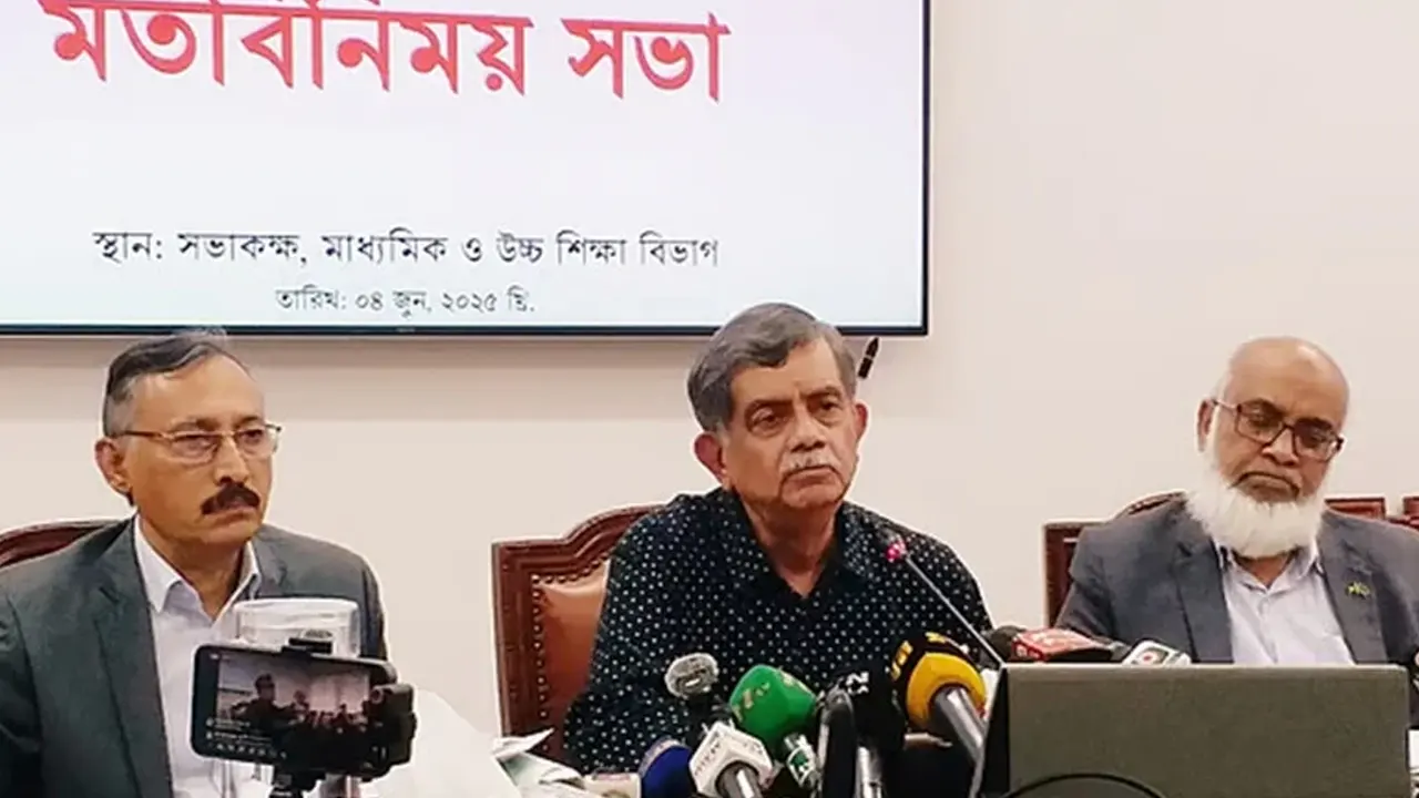 সংবাদ সম্মেলনে শিক্ষা উপদেষ্টা সি আর আবরারসহ অন্যরা। ছবি : সংগৃহীত