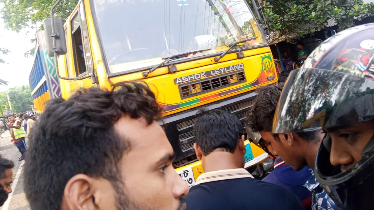 দুর্ঘটনা স্থলে উৎসুক জনতার ভিড়। ছবি : কালবেলা