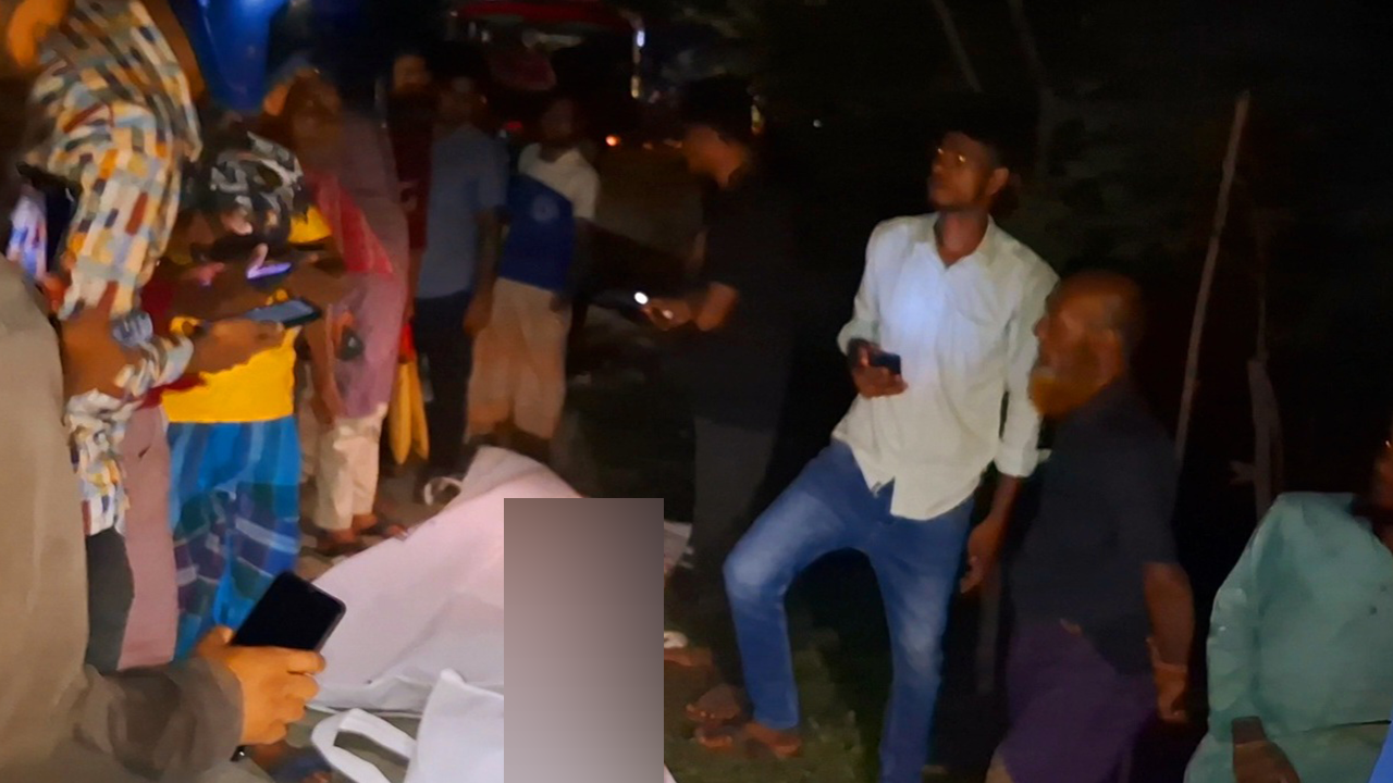 ঘটনাস্থলে উৎসুক জনতার ভিড়। ছবি : ‍কালবেলা
