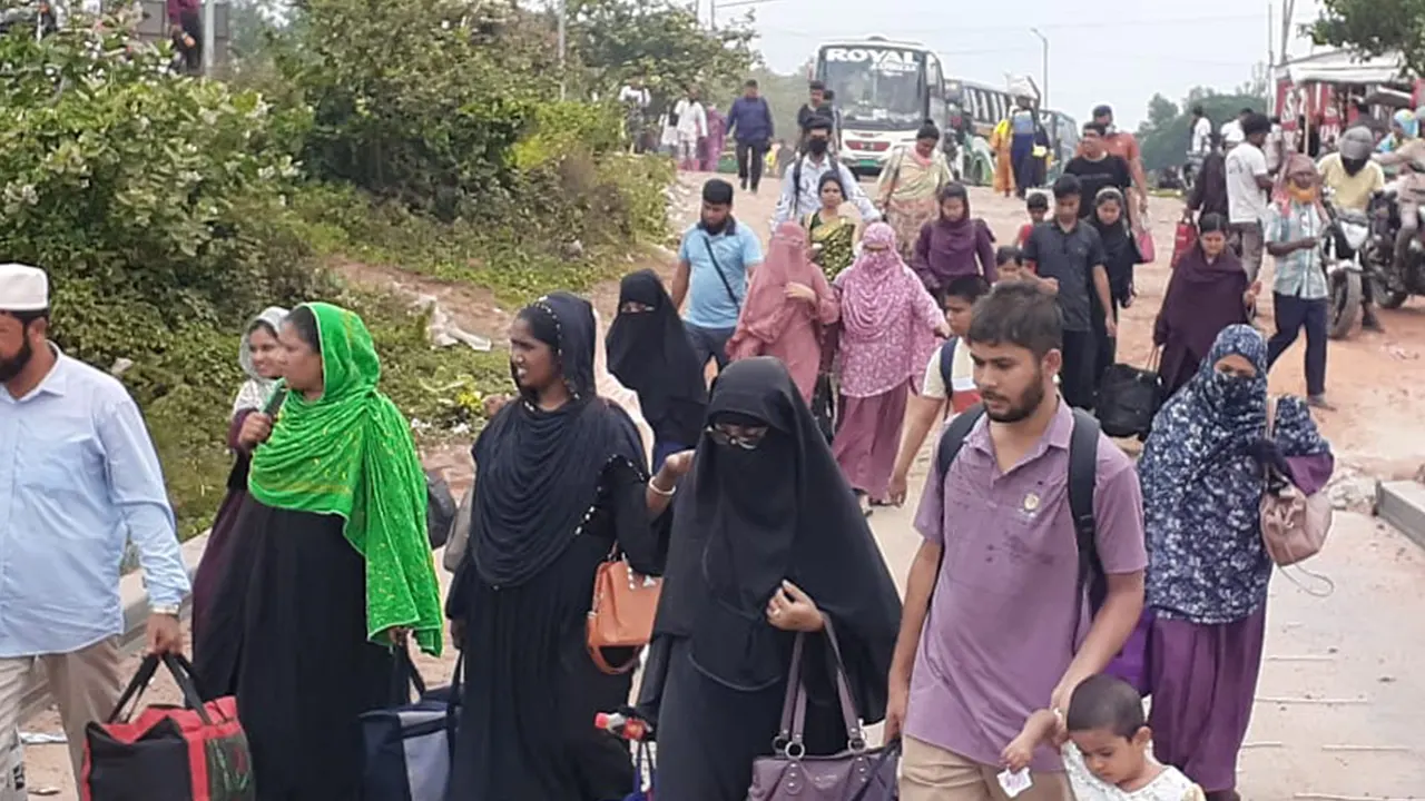 পাটুরিয়া-আরিচা ফেরি ঘাটে যানবাহন ও যাত্রীর চাপ বেড়েছে। ছবি : কালবেলা