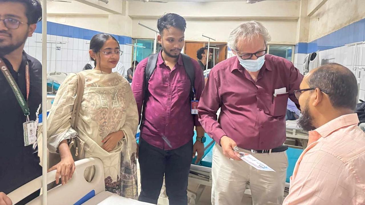 জুলাই-আগস্ট অভ্যুত্থানে আহত ও পঙ্গুত্ববরণকারীদের মাঝে ঈদ উপহার বিতরণ করা হয়েছে। ছবি : কালবেলা