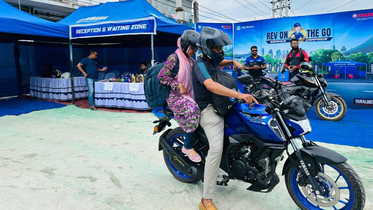 ‘রেভ অন দ্য গো’ ক্যাম্পেইনের আওতাধীন একটি হাইওয়ে লোকেশন থেকে এক বাইকার। ছবি : সংগৃহীত