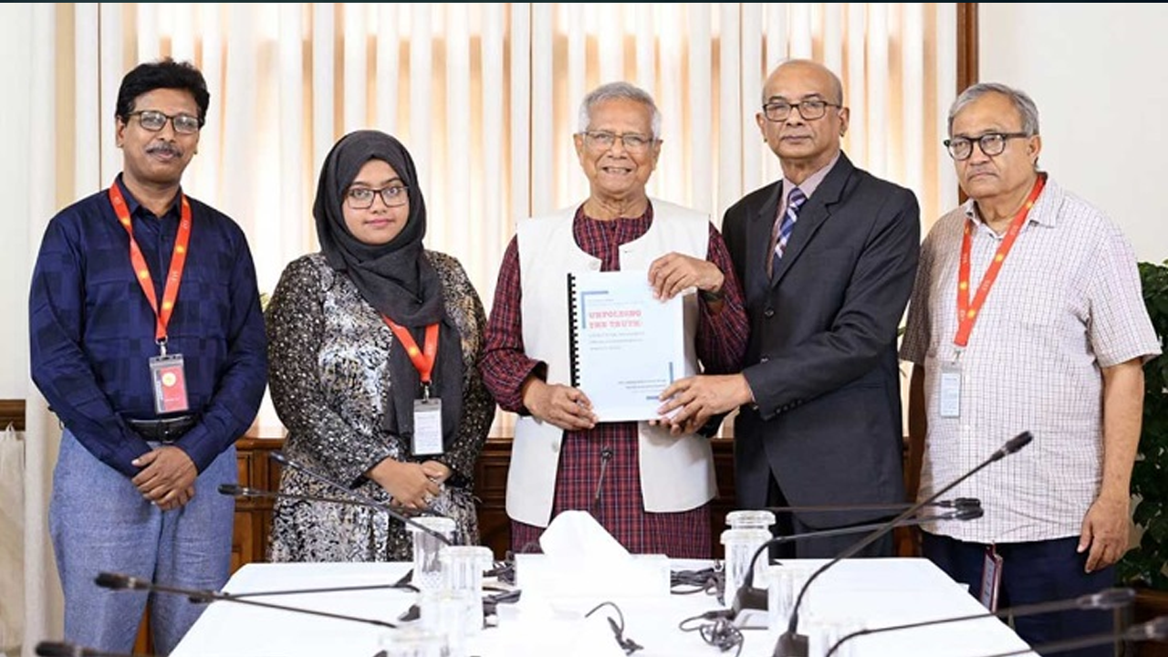 সম্প্রতি প্রধান উপদেষ্টার কাছে প্রতিবেদন জমা দেন গুমসংক্রান্ত তদন্ত কমিশনের সভাপতি মঈনুল ইসলাম চৌধুরী। ছবি : সংগৃহীত
