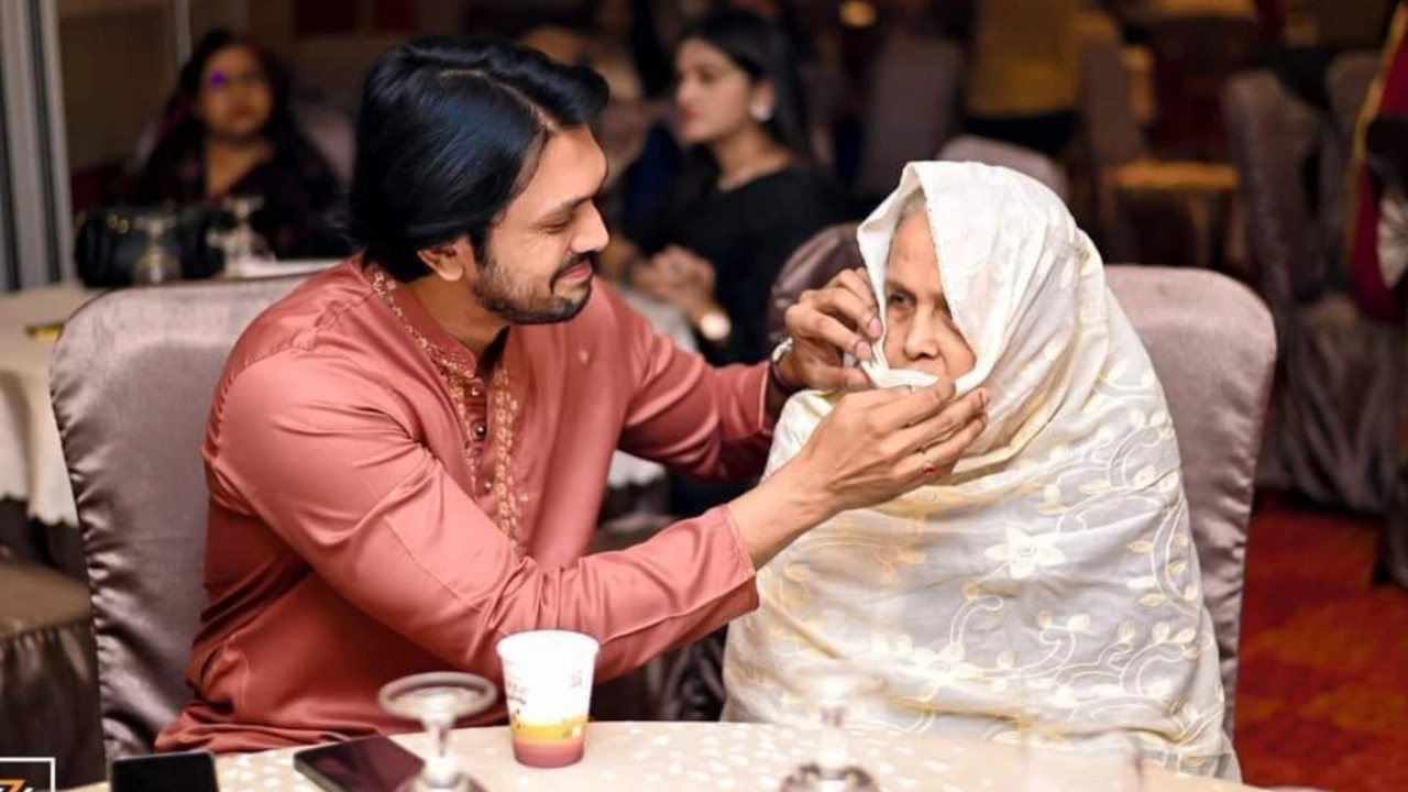 মা খাইরুন নাহারের সঙ্গে আরিফিন শুভ। ছবি : সংগৃহীত