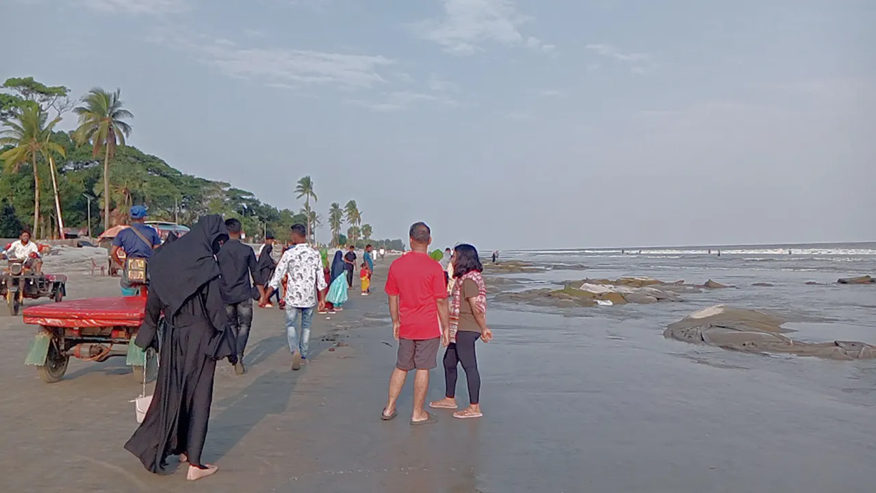 কুয়াকাটায় স্নিগ্ধ সমুদ্রের ঢেউ আর প্রাকৃতিক সৌন্দর্যের সঙ্গে মিশে গেছে ঈদের খুশির জোয়ার। ছবি : কালবেলা