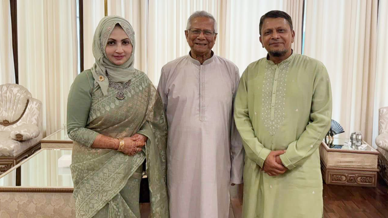 পবিত্র ঈদুল আজহা উপলক্ষে শনিবার দুপুরে রাষ্ট্রীয় অতিথিভবন যমুনায় প্রধান উপদেষ্টা ড. মুহাম্মদ ইউনূসের সঙ্গে সস্ত্রীক সাক্ষাৎ করেছেন নৌবাহিনী প্রধান অ্যাডমিরাল এম নাজমুল হাসান। ছবি: সংগৃহীত