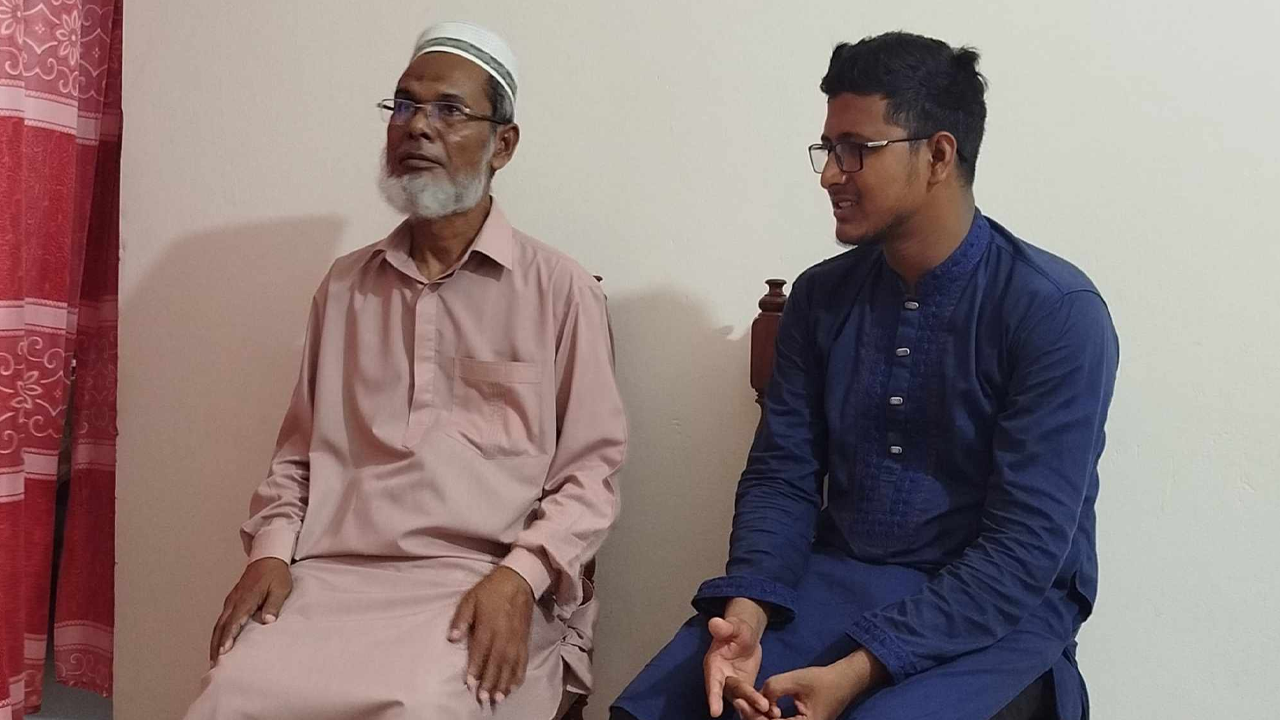শহীদ সাজিদের পরিবারের সঙ্গে জবি শিবিরের সাধারণ সম্পাদক। ছবি : কালবেলা