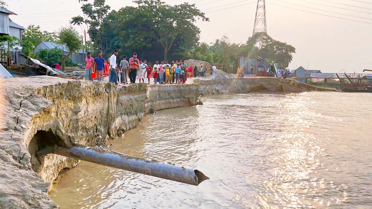 ধসে যাওয়া পদ্মা সেতু প্রকল্প রক্ষা বাঁধ। ছবি : কালবেলা