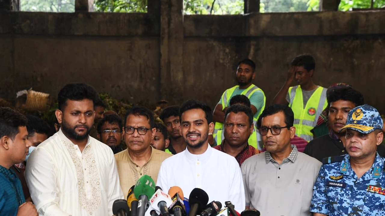 রাজধানীর কলাবাগানে বর্জ্য ব্যবস্থাপনা উদ্বোধন করেন উপদেষ্টা আসিফ মাহমুদ সজীব ভূঁইয়া। ছবি : সংগৃহীত