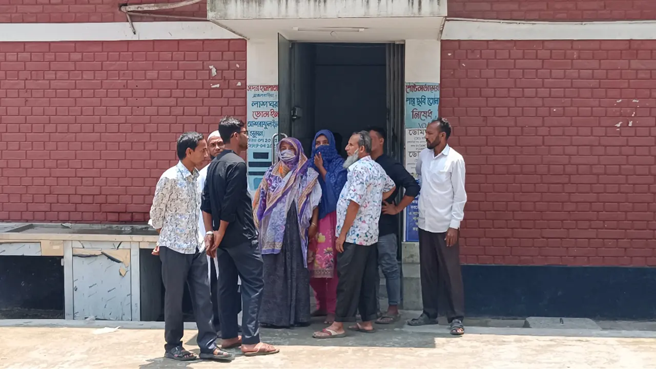 ব্রাহ্মণবাড়িয়া জেলা সদর হাসপাতালের মর্গে নিহতের স্বজনরা। ছবি : কালবেলা