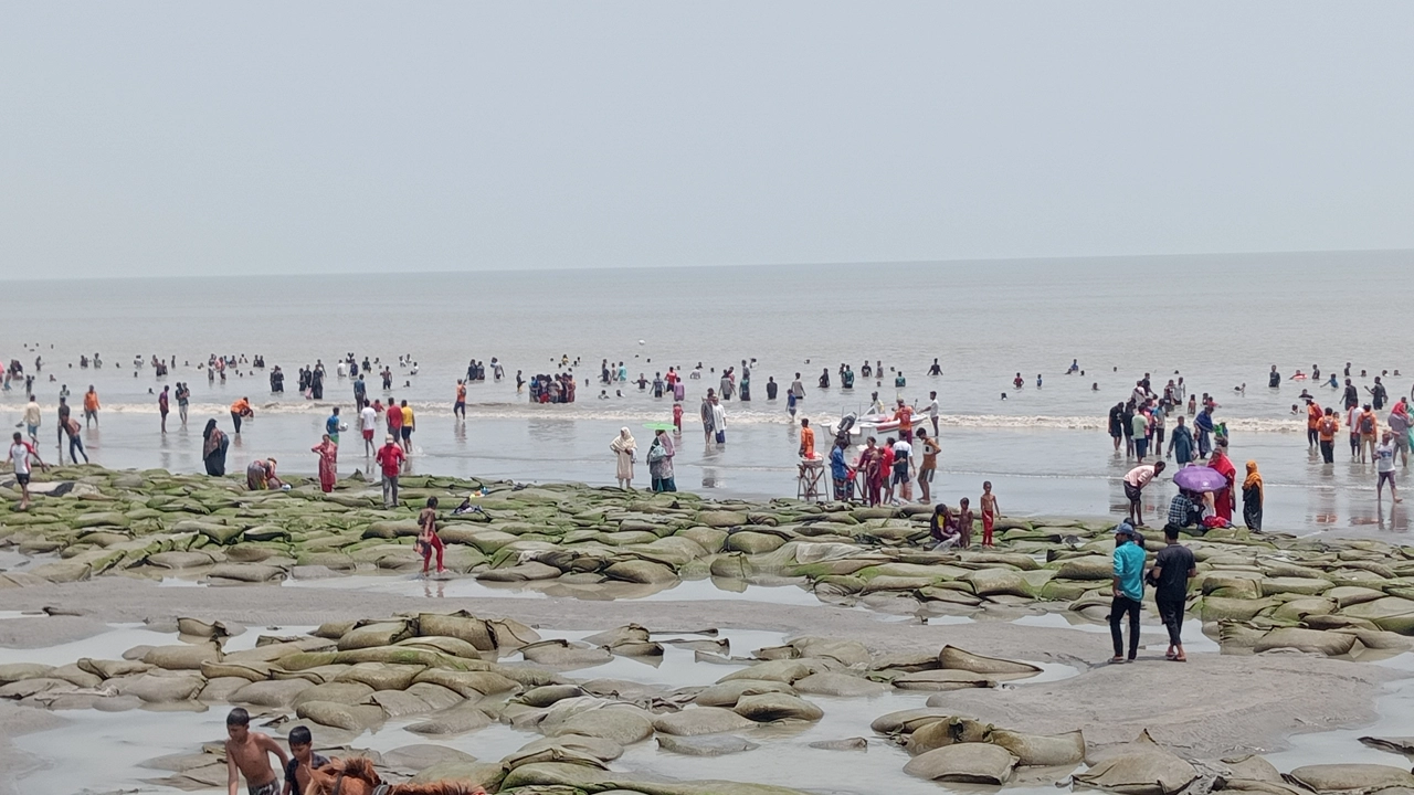 সাগরের নোনা জলে গা ভাসিয়ে হই হুল্লোরে মেতেছেন পর্যটকরা। ছবি : কালবেলা