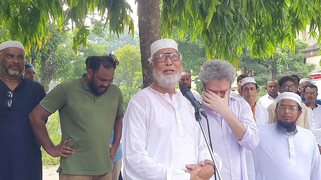 স্ত্রী নাসরিন সিদ্দিকীর জানাজায় কান্নায় ভেঙে পড়েন বঙ্গবীর কাদের সিদ্দিকী। ছবি : কালবেলা