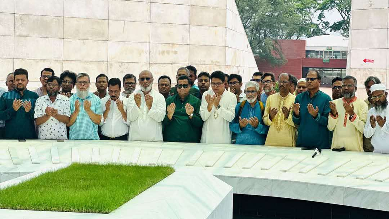 সাবেক রাষ্ট্রপতি শহীদ জিয়াউর রহমানের সমাধী জিয়ারত করেছে জিয়াউর রহমান ফাউন্ডেশনের কর্মকর্তারা। ছবি : কালবেলা