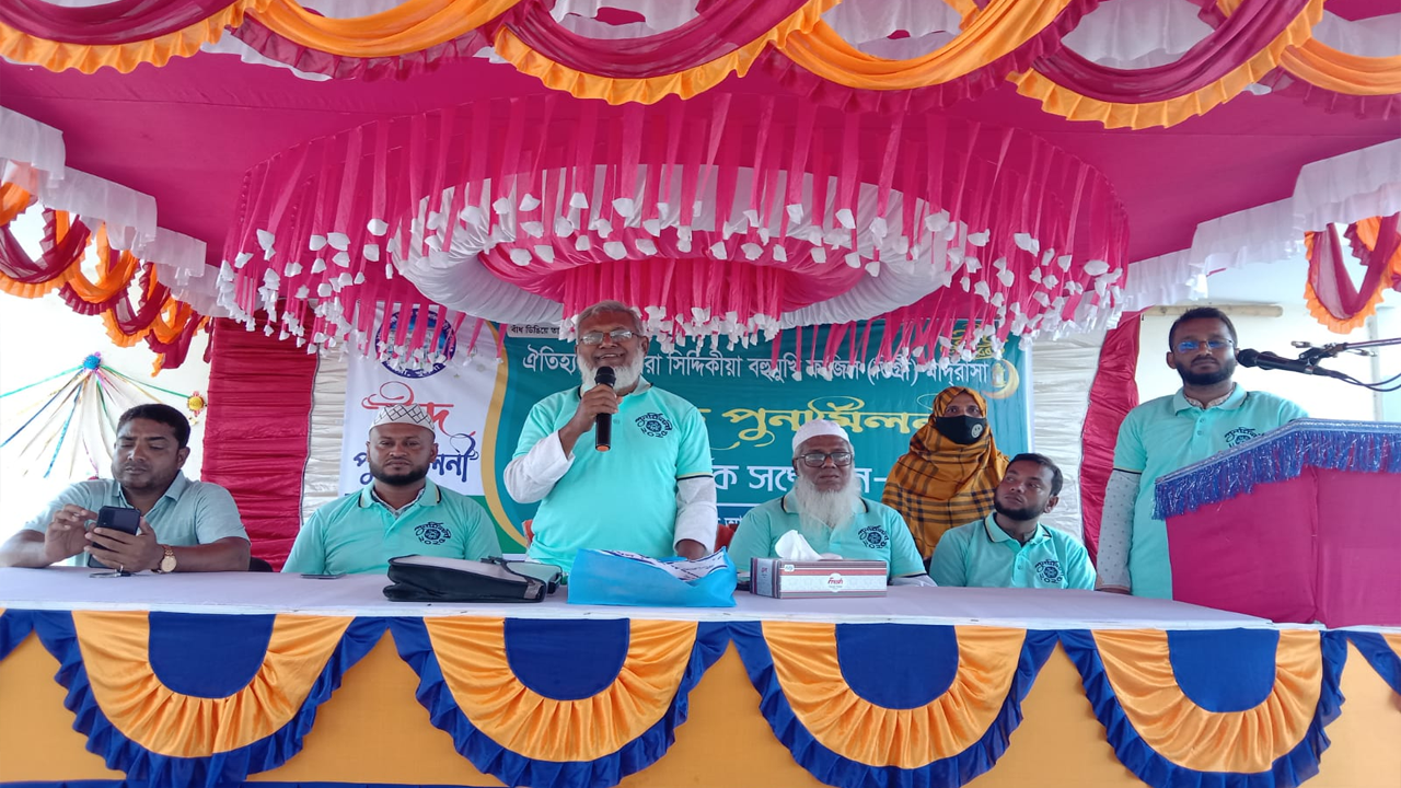 কয়রা সিদ্দিকীয়া বহুমুখী ফাজিল (ডিগ্রি) মাদ্রাসায় প্রাক্তন শিক্ষার্থীদের ঈদ পুনর্মিলনী। ছবি : কালবেলা